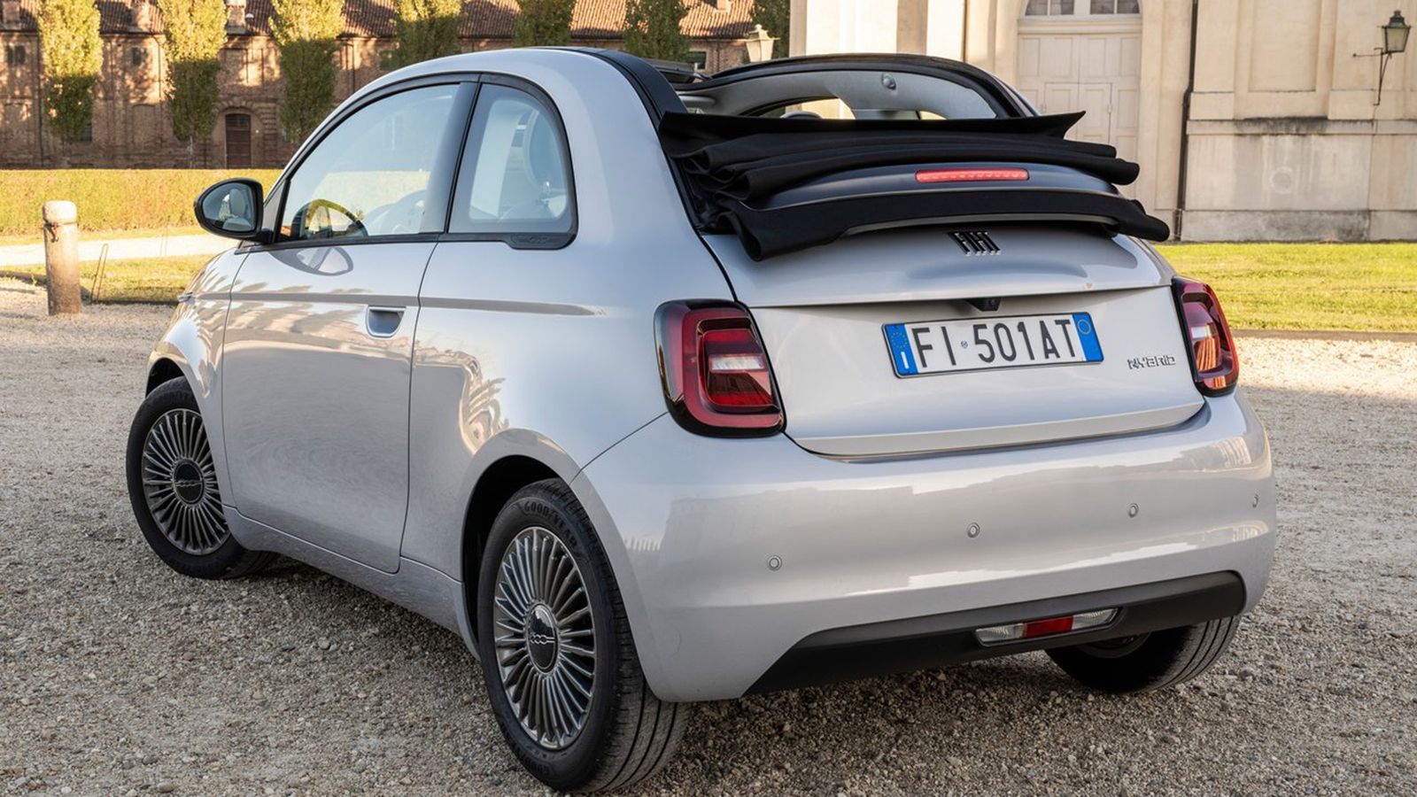 Fiat 500 Hybrid και 500e: Οι τιμές τους στην Ελλάδα 